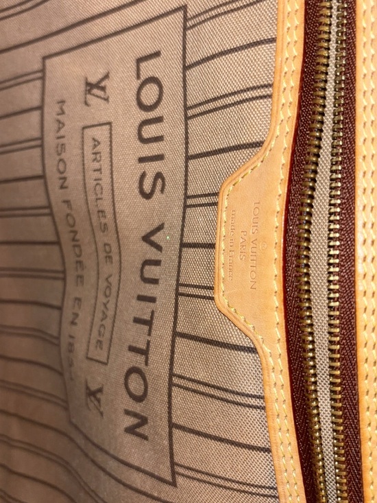 Louis Vuitton Neverfull MM Monogram Tote - Brown / Tan Trim  Louis Vuitton Monogram Neverfull Tote in Brown & Tan Trim